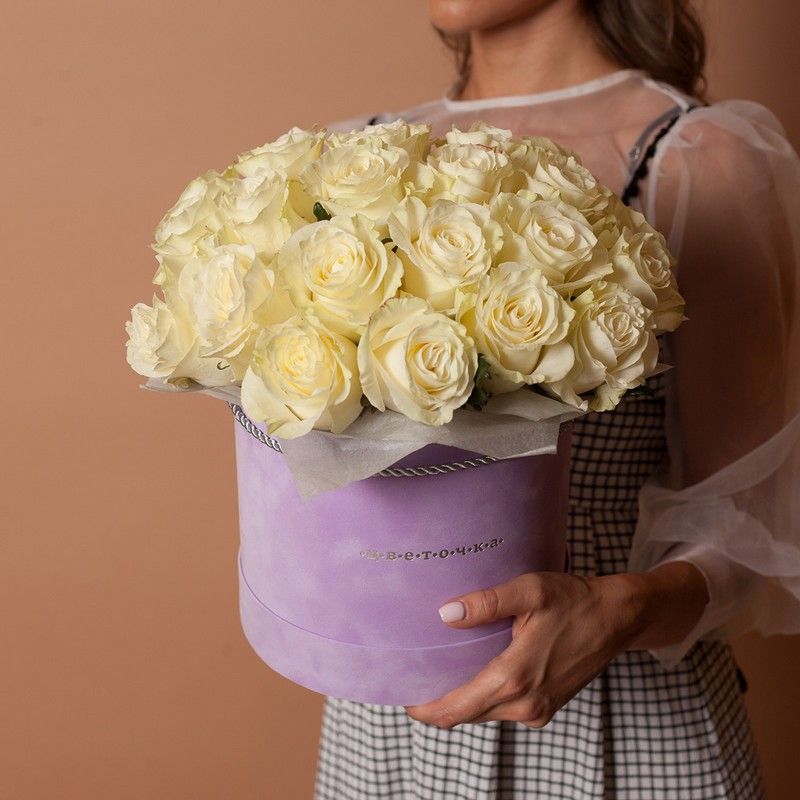 Букет из 25 белых роз в шляпной коробке №1170