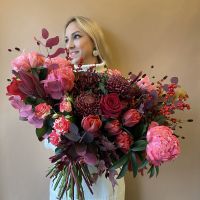 Какие цветы подарить девушке на 18 лет?