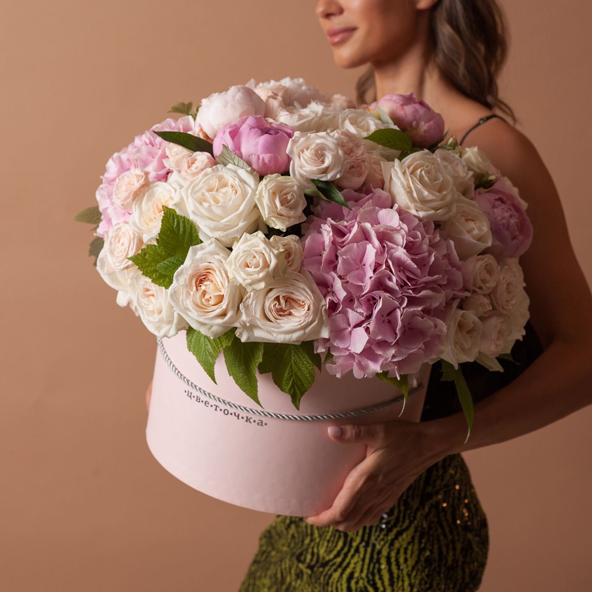 Цветочная композиция из гортензии, пионов, роз в шляпой коробке №1157
