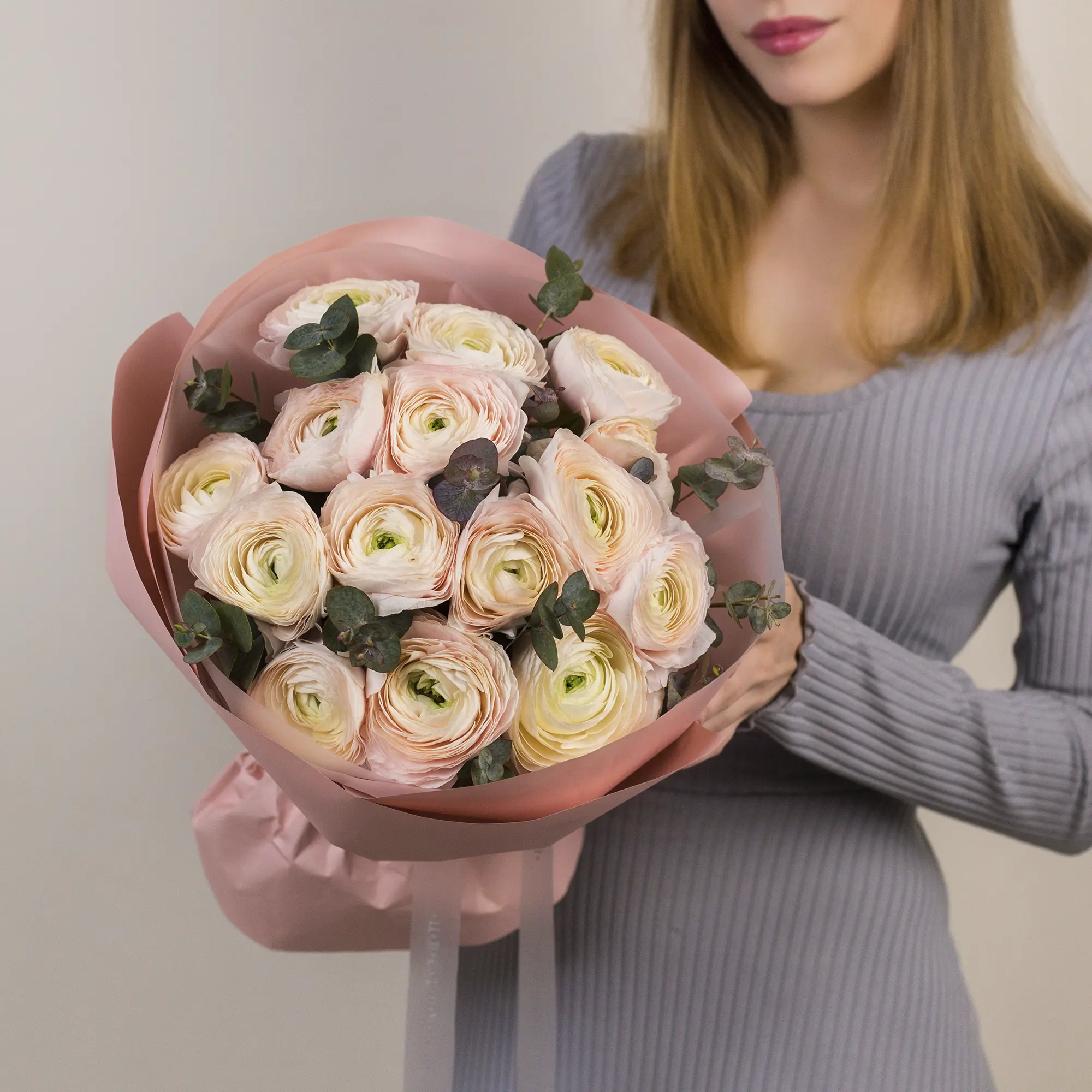 Букет из 15 розовых ранункулюсов c эвкалиптом №2360
