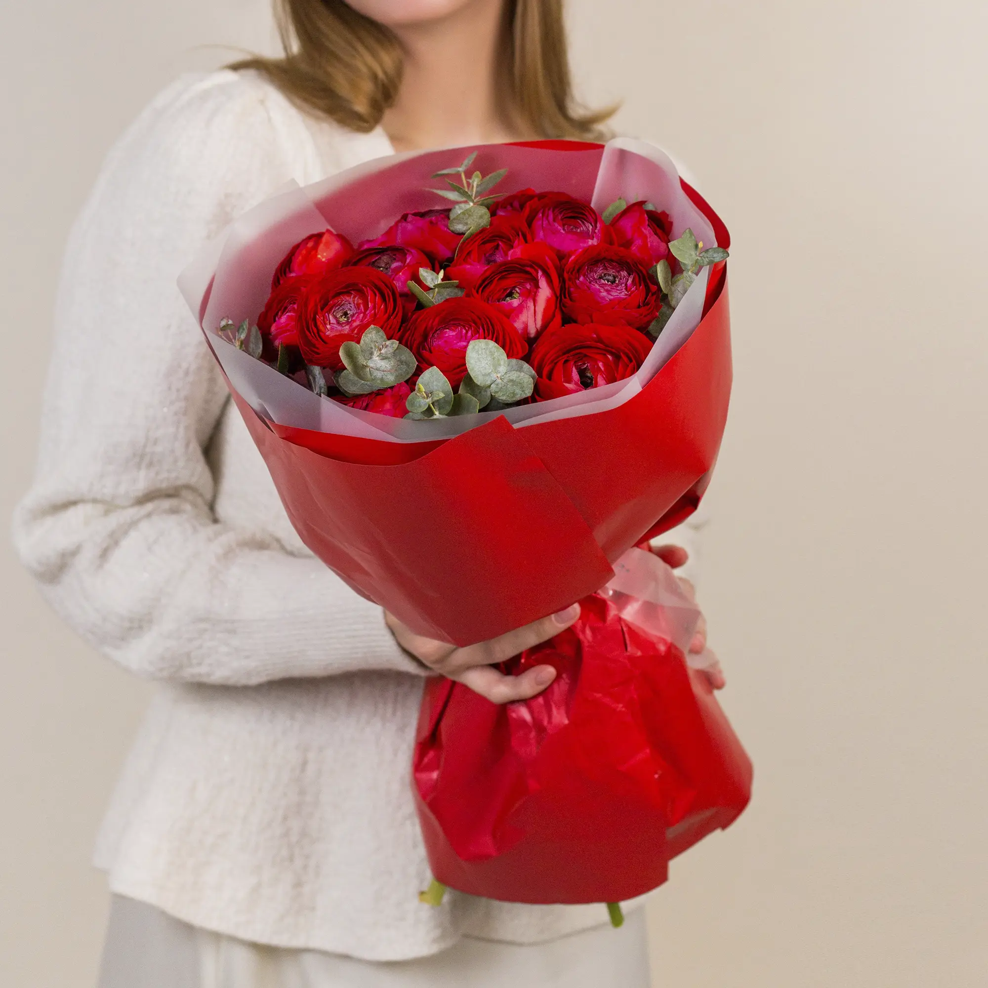 Букет из 15 красных ранункулюсов c эвкалиптом №2355