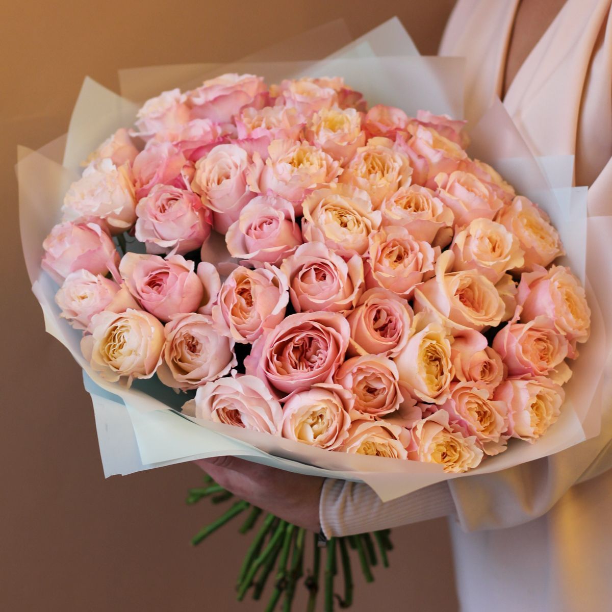 Букеты из садовых и пионовидных ароматных роз