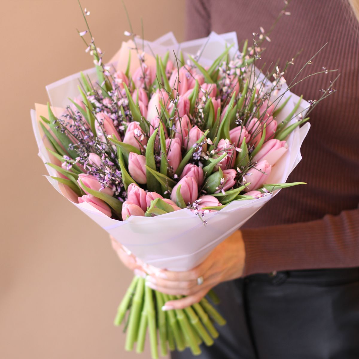 Букет с розовыми тюльпанами и генистой №1539