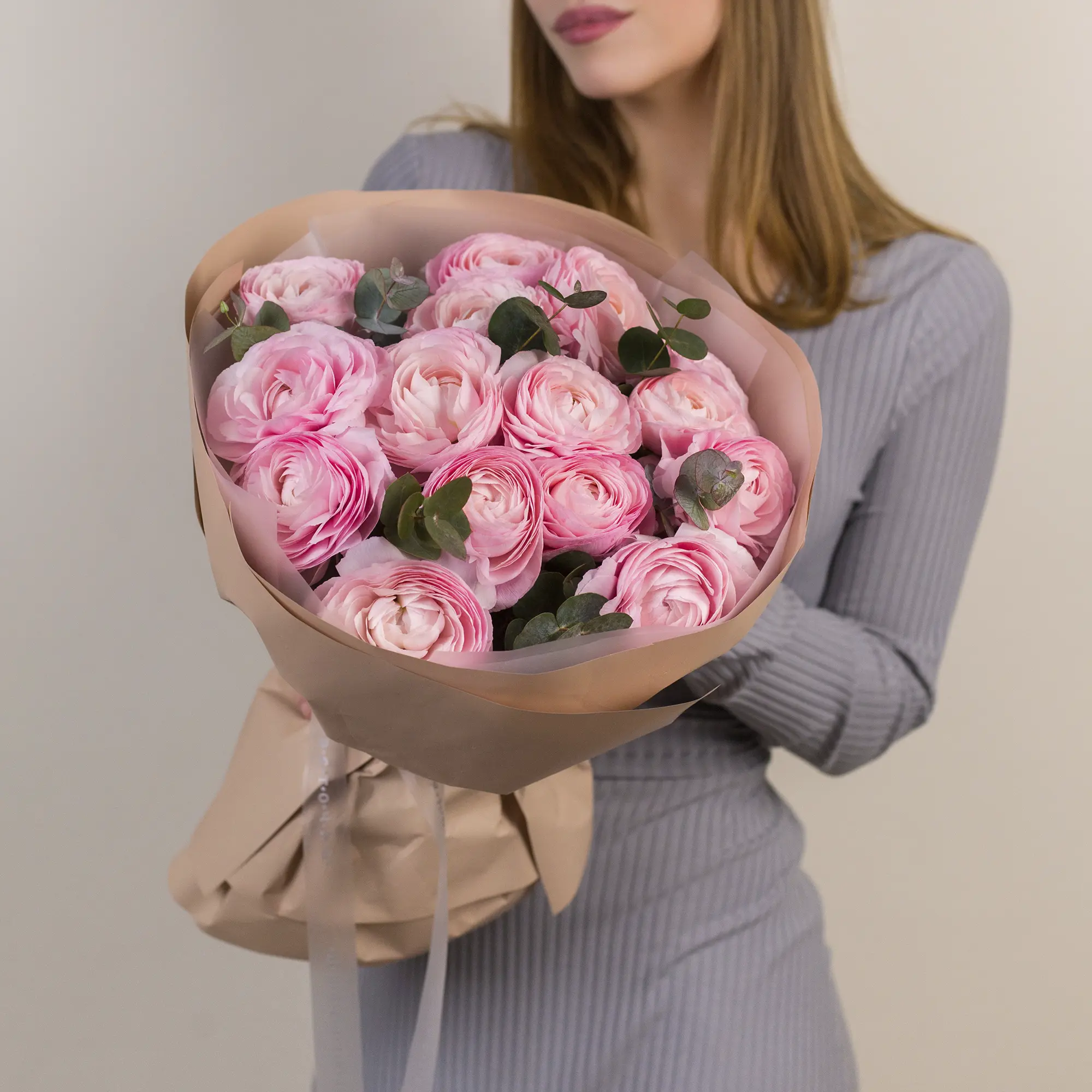 Букет из 15 розовых ранункулюсов c эвкалиптом №2354