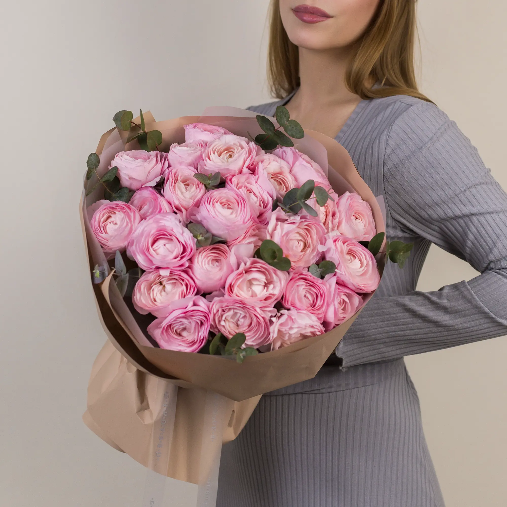 Букет из 25 розовых ранункулюсов c эвкалиптом №2354