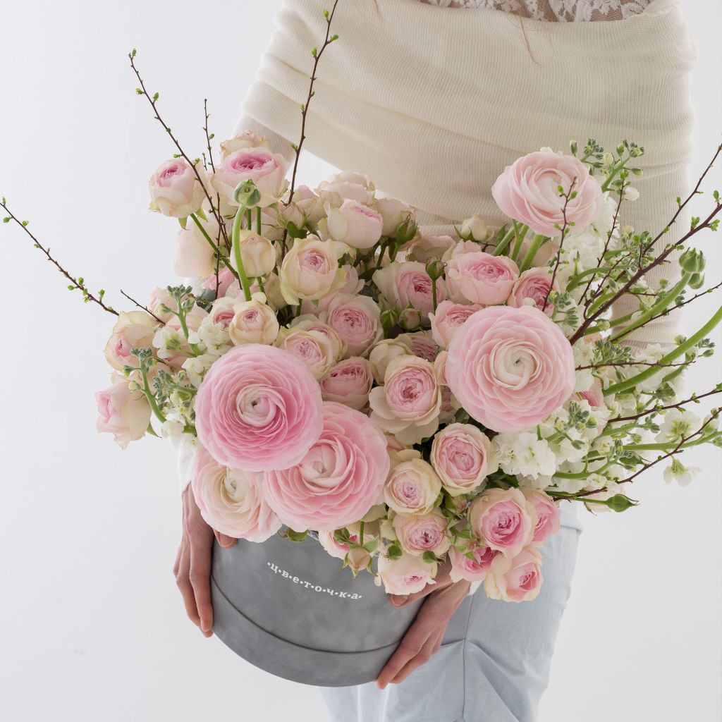 Цветы к празднику. Напоминание поздравить близких. 