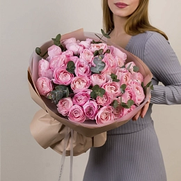 Букет из 35 розовых ранункулюсов c эвкалиптом №2354