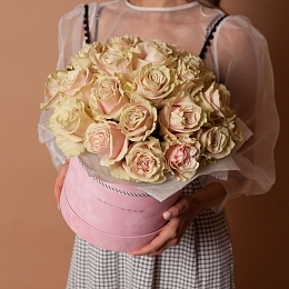 Букет из 25 розовых роз в шляпной коробке  №1169