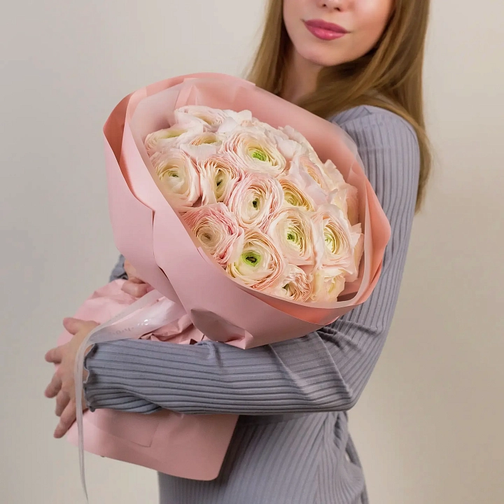 Букет из 25 розовых ранункулюсов №2359