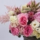 Цветочная композиция из пионов, роз и эустомы в шляпной коробке №1092