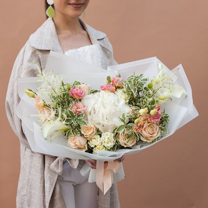 Букет из гидрангии, калл, астильбы  №1037