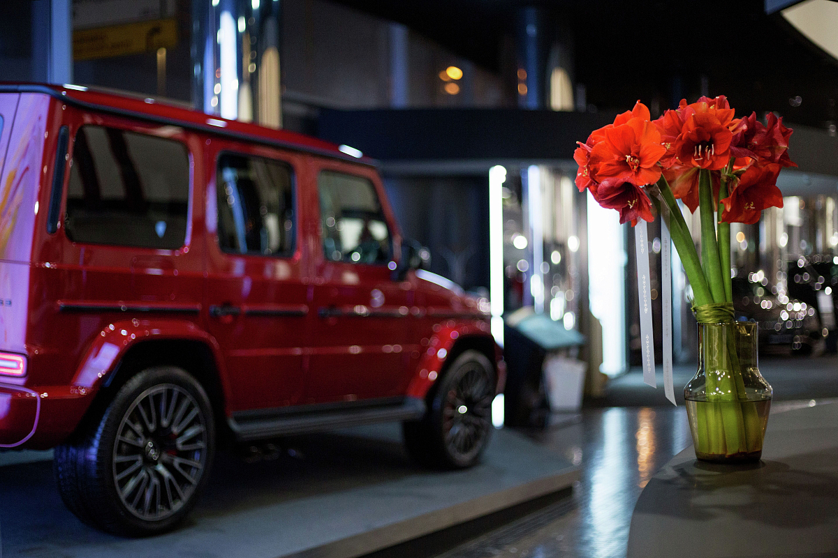 Новогоднее оформление салона Mercedes-Benz 2025 — фото 2