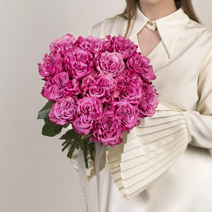 Букет из 15 розовых кустовых роз №2329