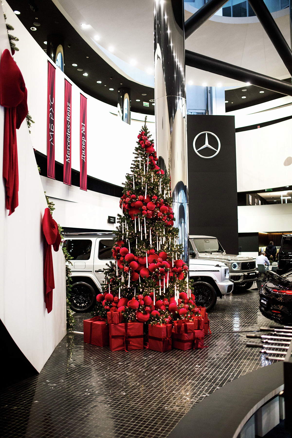 Новогоднее оформление салона Mercedes-Benz 2025 — фото 20
