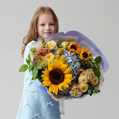 Букет из подсолнухов, гортензий и кустовой розы №2452