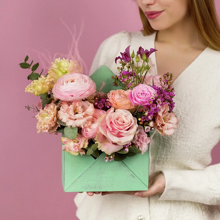 Композиция из роз, эустом и ранункулюсов №2349