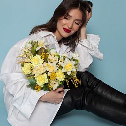 Комозиция из нарциссов и мимозы №1594