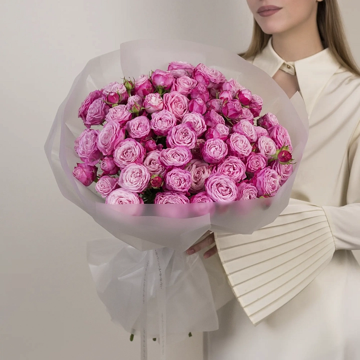 Букет из 15 розовых кустовых роз №2326