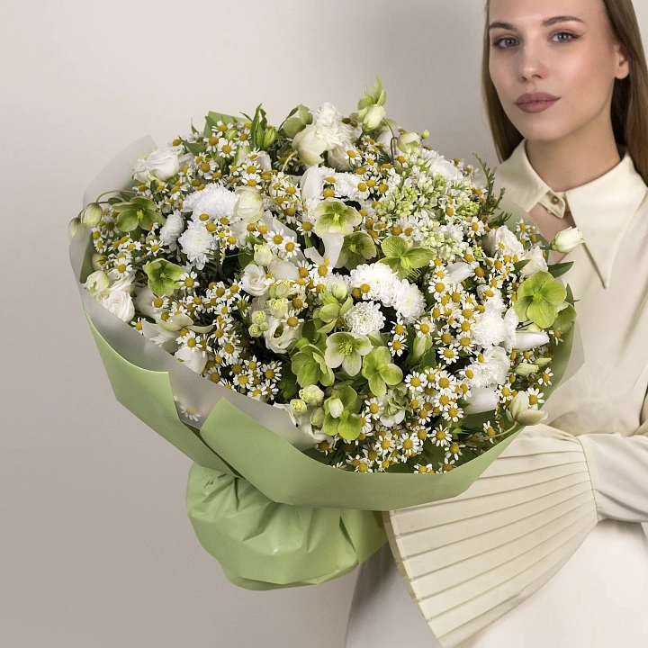 Букет из хризантем, танацетума и хелеборуса №2322