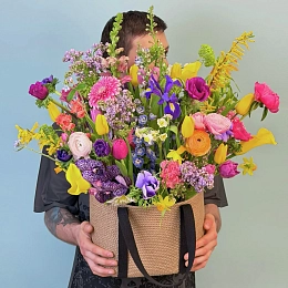 Корзина из тюльпанов, нарциссов и ранункулюсов №2386
