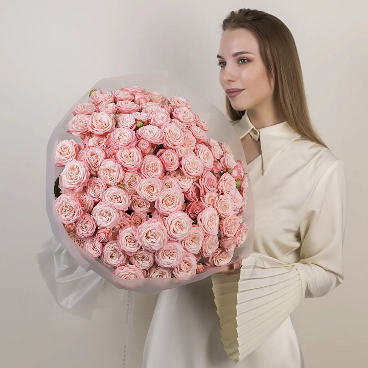 Букет из 25 розовых кустовых роз №2319