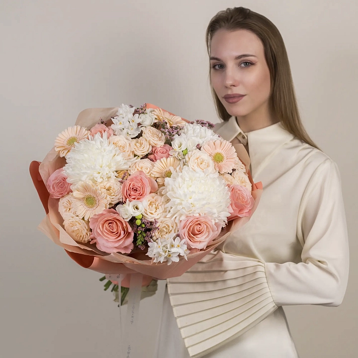 Букет из мини-гербер, роз и хризантем №2327