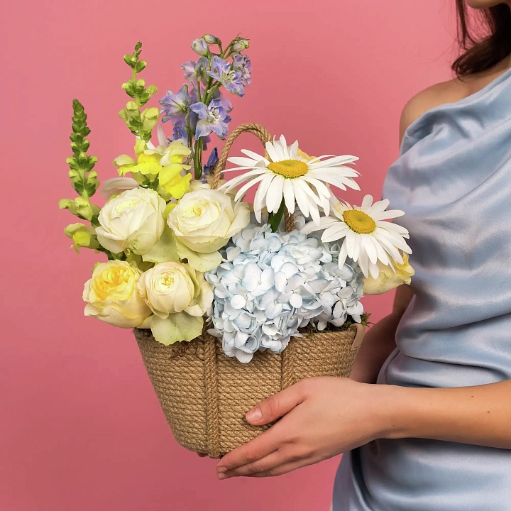 Корзинка с ромашками, розами и гортензией №2408