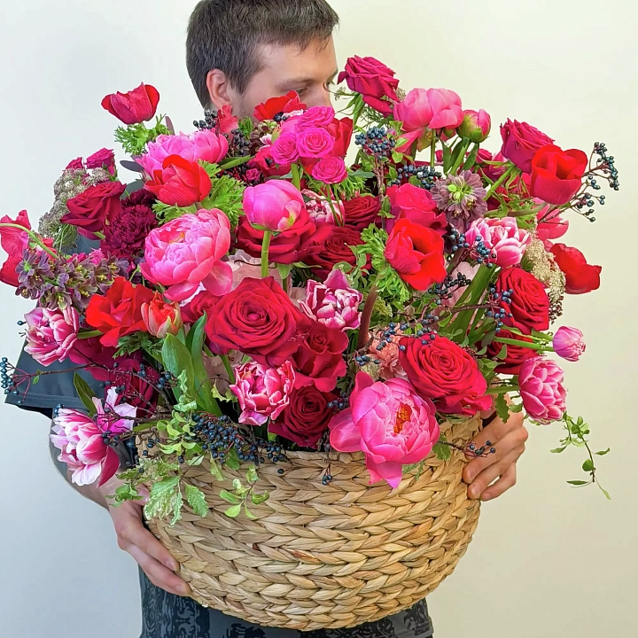 Большая корзина с розами, пионами и анемонами №2387