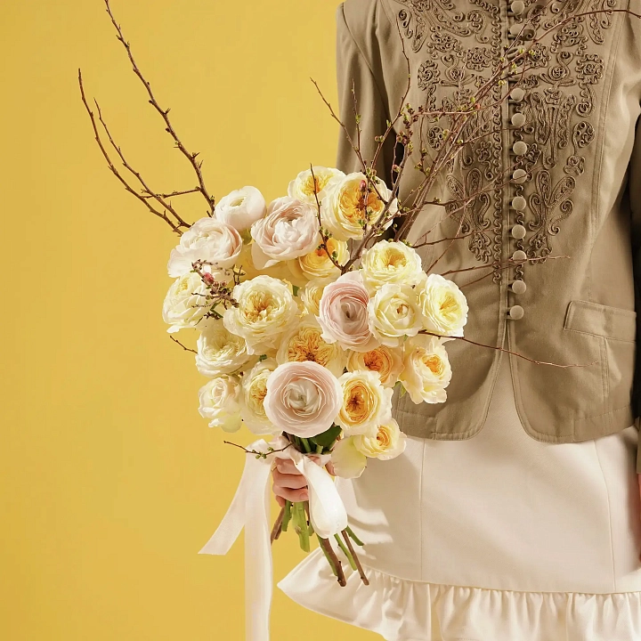 Букет из кустовых роз и ранункулюсов №2380