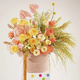 Букет в шляпной коробке из роз, гортензий и антуриума №2376