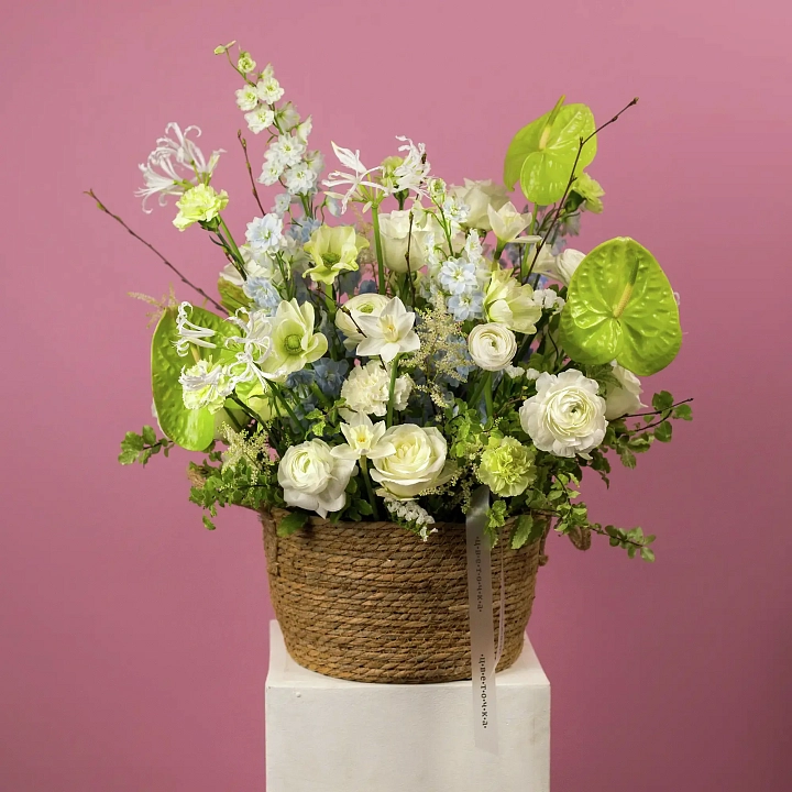 Корзина с нарциссами, сиренью и ранункулюсами №2351