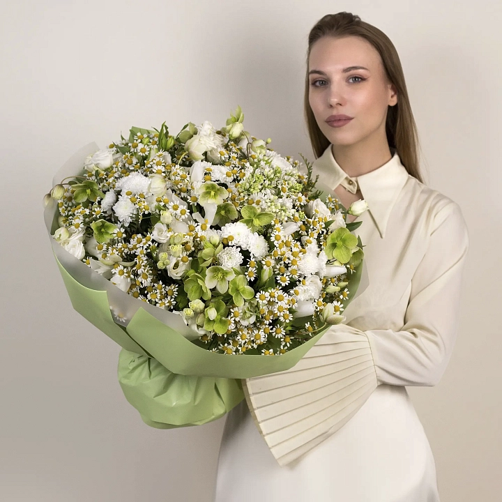 Букет из хризантем, танацетума и хелеборуса №2322