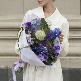 Букет из дельфиниума, алиума и матиолы №2203