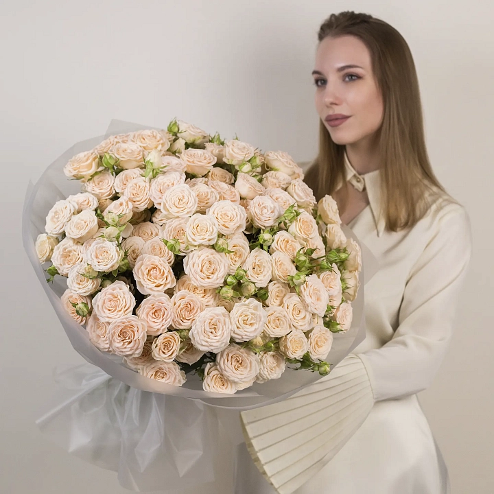 Букет из 35 бежевых кустовых роз №2317