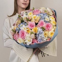 Букет из гортензии, кустовых роз и эустом №2330