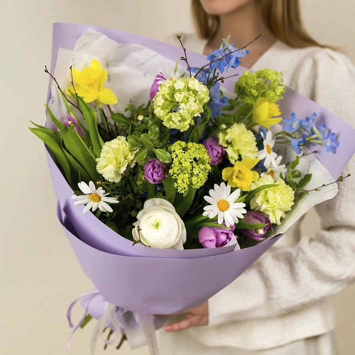 Букет из ромашек, нарцисов и дельфиниума №2335