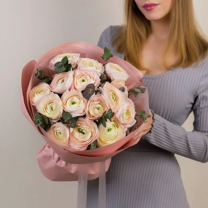 Букет из 15 розовых ранункулюсов c эвкалиптом №2360