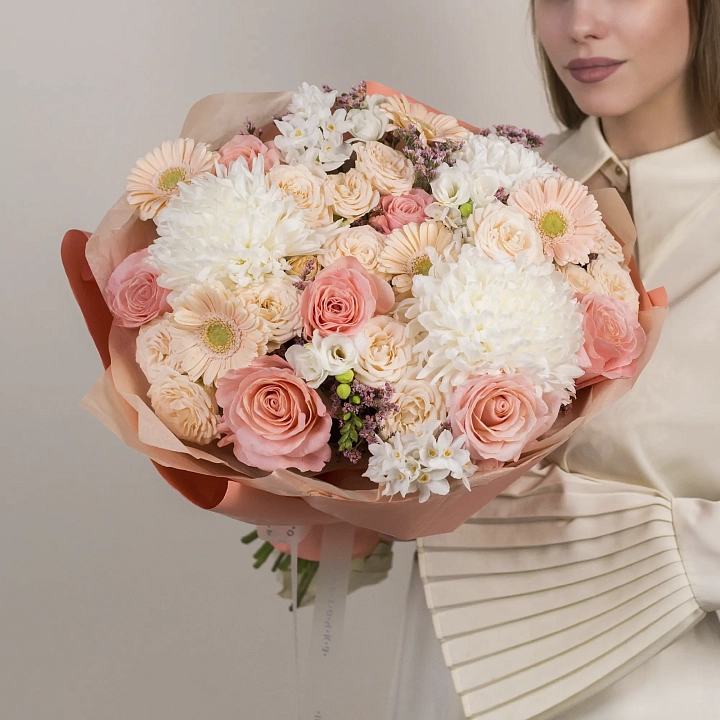 Букет из мини-гербер, роз и хризантем №2327
