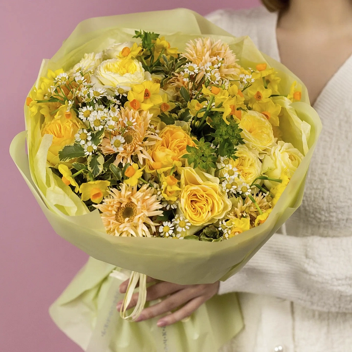Букет из минигербер, роз и нарциссов №2345