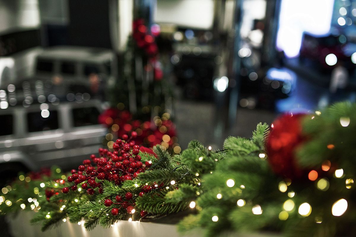 Новогоднее оформление салона Mercedes-Benz 2025 — фото 9