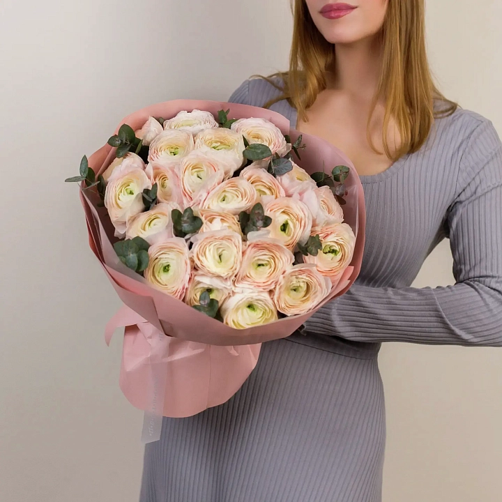 Букет из 25 розовых ранункулюсов c эвкалиптом №2360