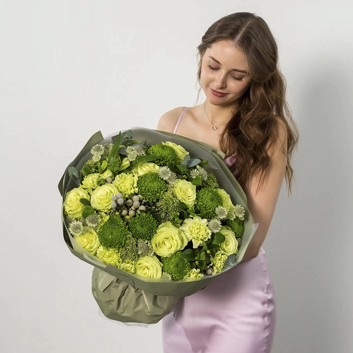 Букет из роз, хризантем и гвоздик №2239