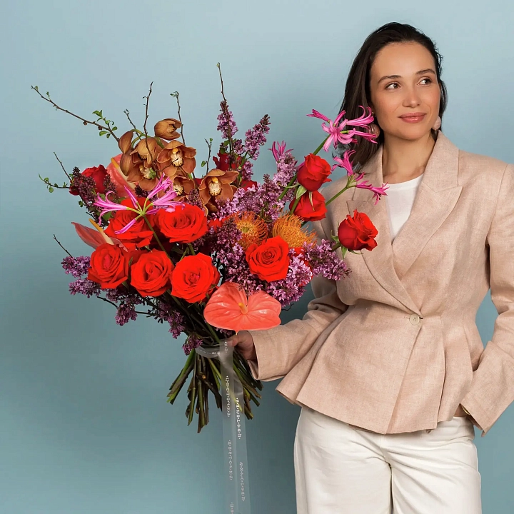 Букет из сирени, роз и нутана №2400