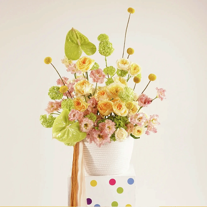 Букет в шляпной коробке из роз, эустом и гортензий №2375