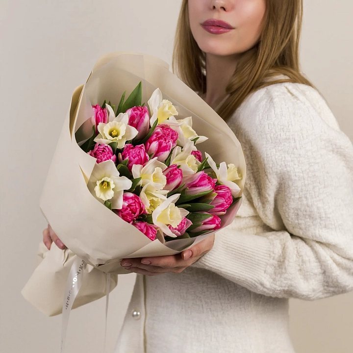 Букет из тюльпанов и клематиса №2369