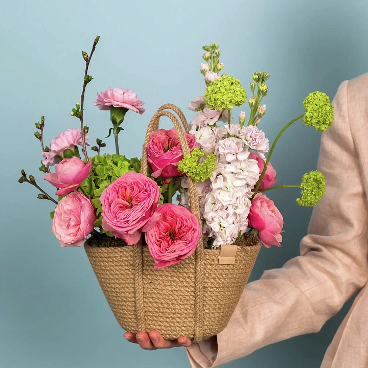 Корзинка с гвоздиками, розами и маттиолой №2411