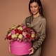 Цветочная композиция из роз, антуриумов, хризантем в шляпной коробке №875