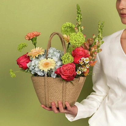 Композиция с гвоздиками, розами и гортензией №2413