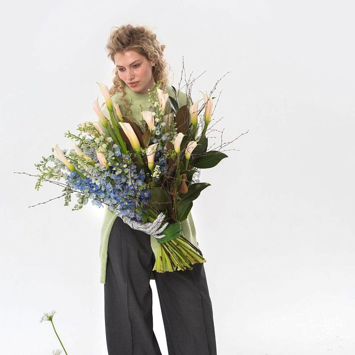 Букет из дельфиниумов и калл №2047