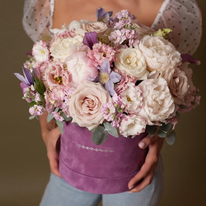 Цветочная композиция из пионов, роз, маттиолы в шляпной коробке  №1207